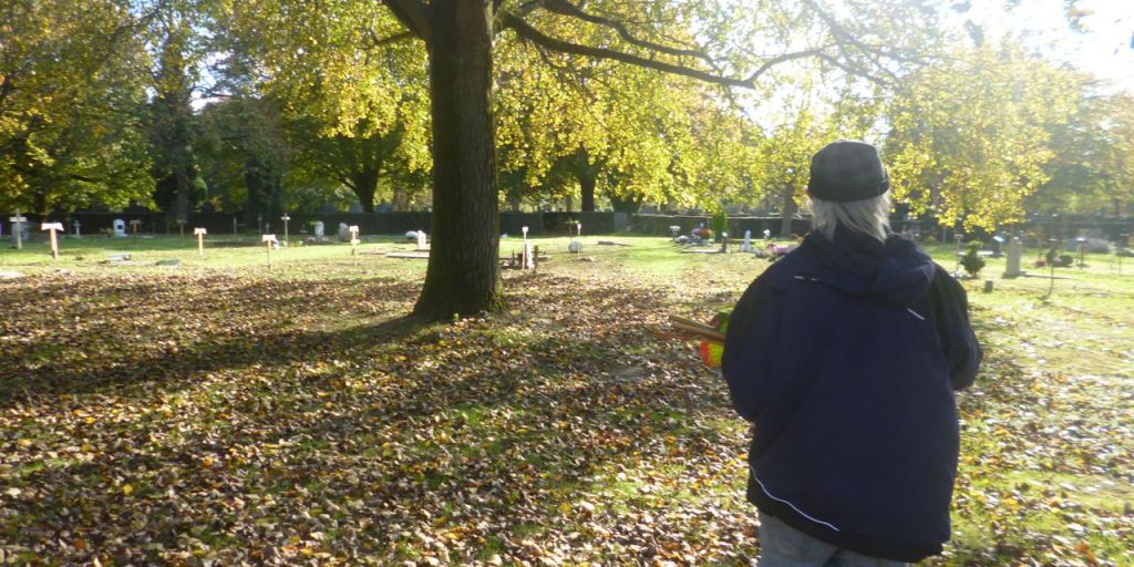 Homme de dos au cimetière