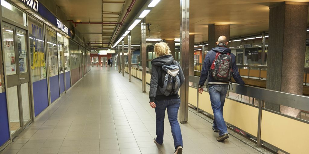 Deux travailleurs de rue partant à la rencontre de personnes sans-abri dans une station de métro