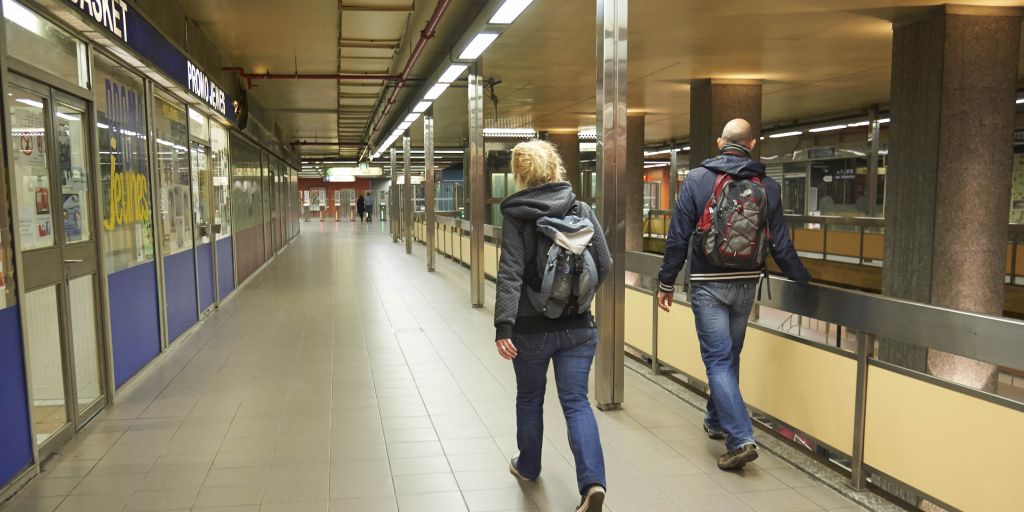 Twee straathoekwerkers die dakloze personen gaan ontmoeten in een metrostation.