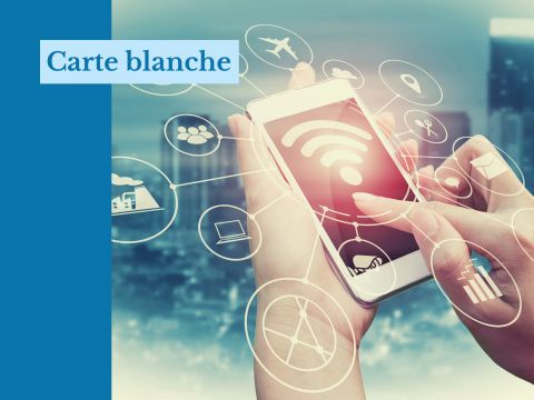 Mains d'une personne qui manipule son téléphone