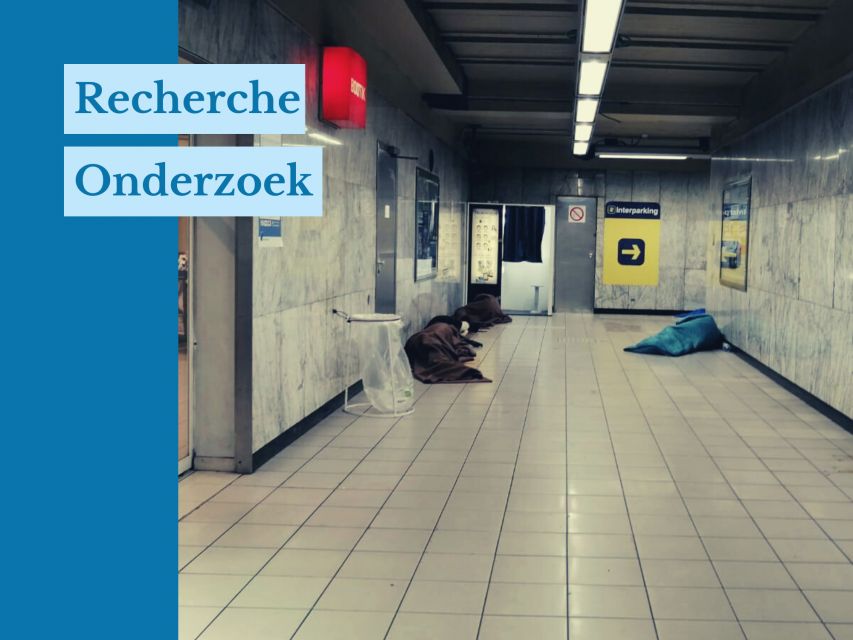 Mensen die slapen in de gang van een metrostation in Brussel