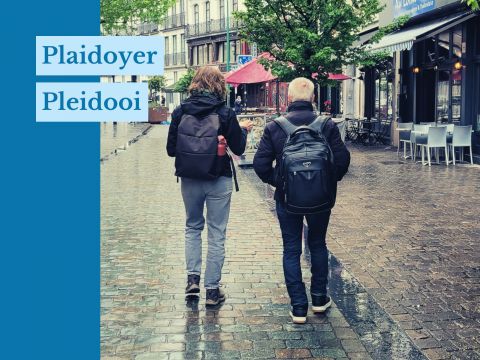 Twee mensen met rugzak die in het centrum van Brussel wandelen